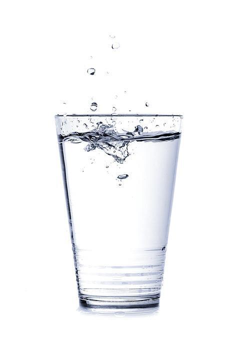 ein Glas Wasser